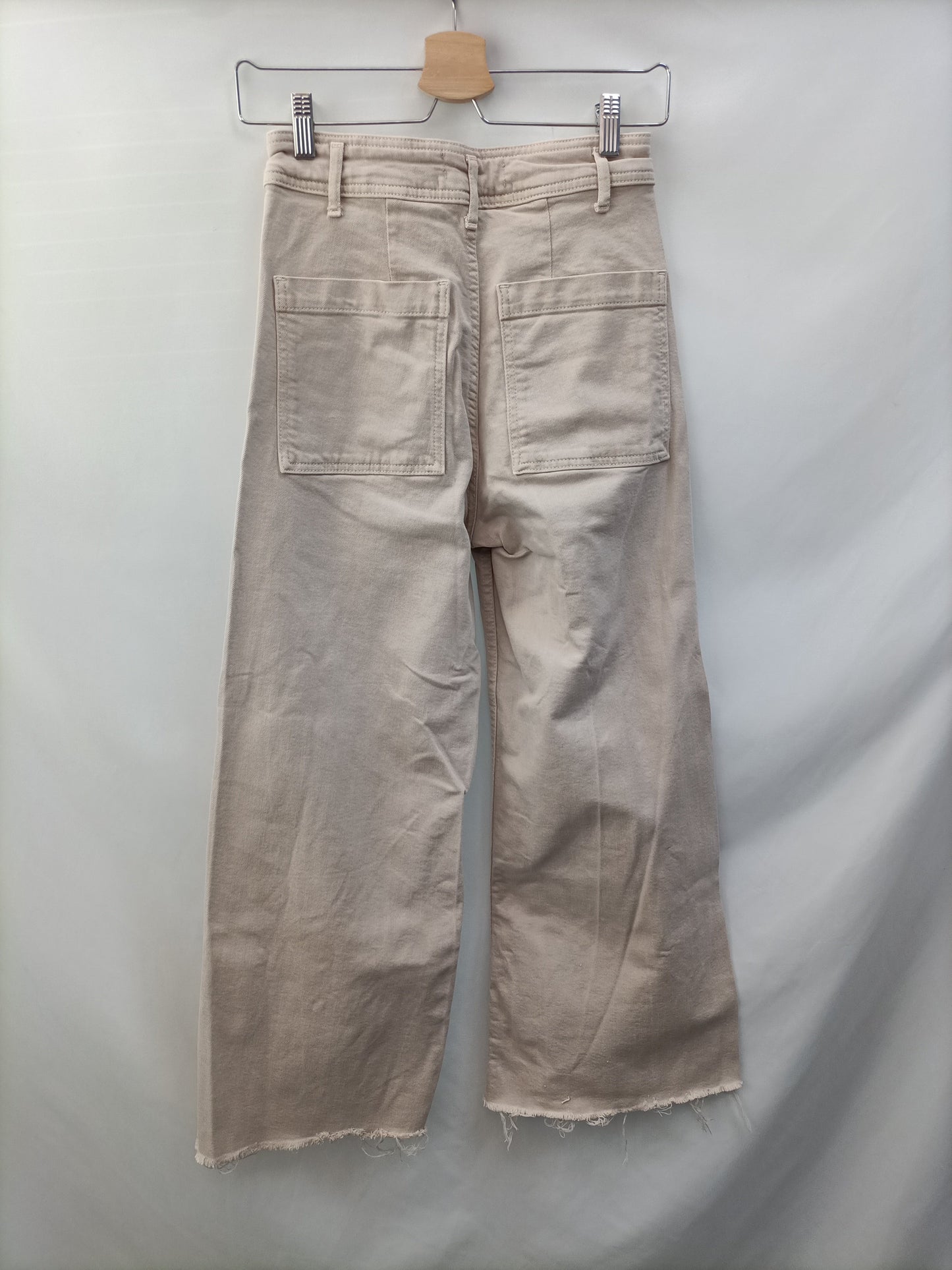 ZARA.Pantalones beiges acampanados T.36