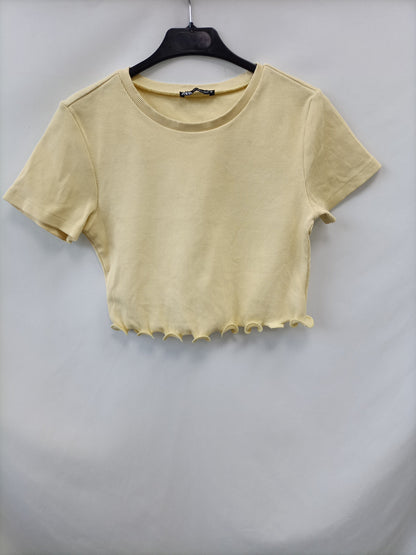 ZARA.Camiseta amarilla punto canalé T.L (M)