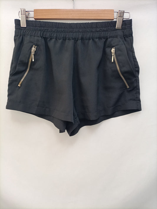 STRADIVARIUS.Shorts fluidos negros T.S