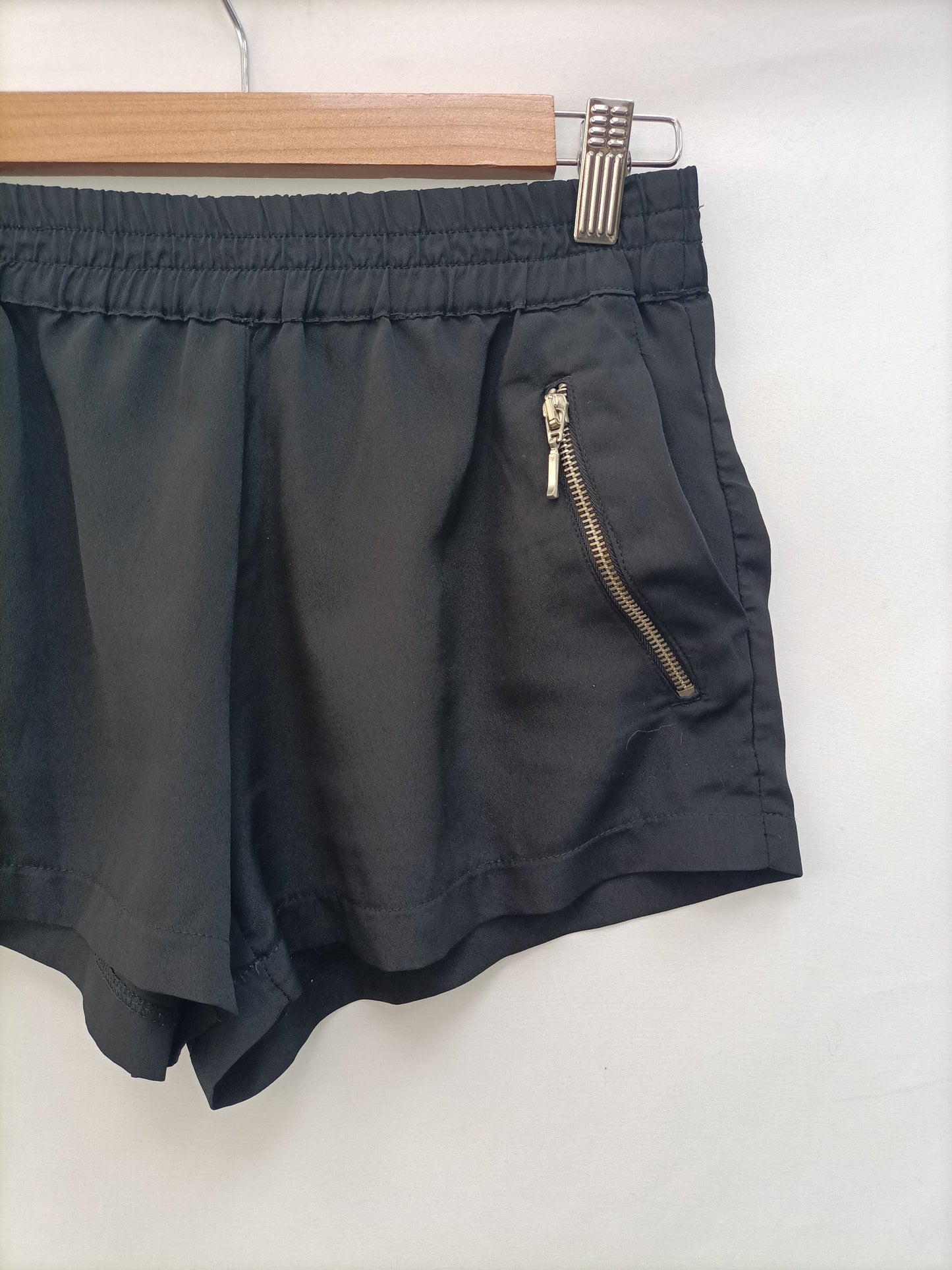 STRADIVARIUS.Shorts fluidos negros T.S