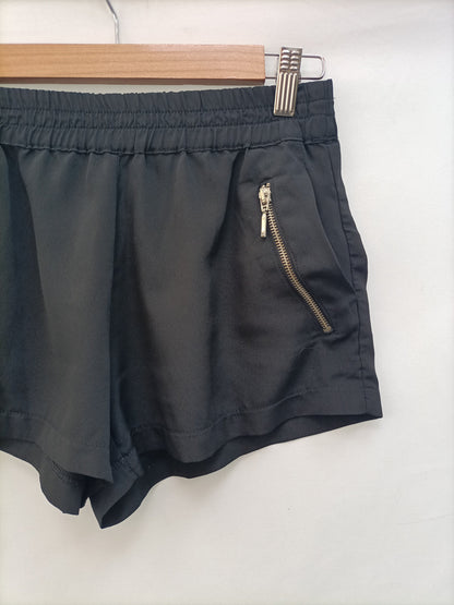 STRADIVARIUS.Shorts fluidos negros T.S