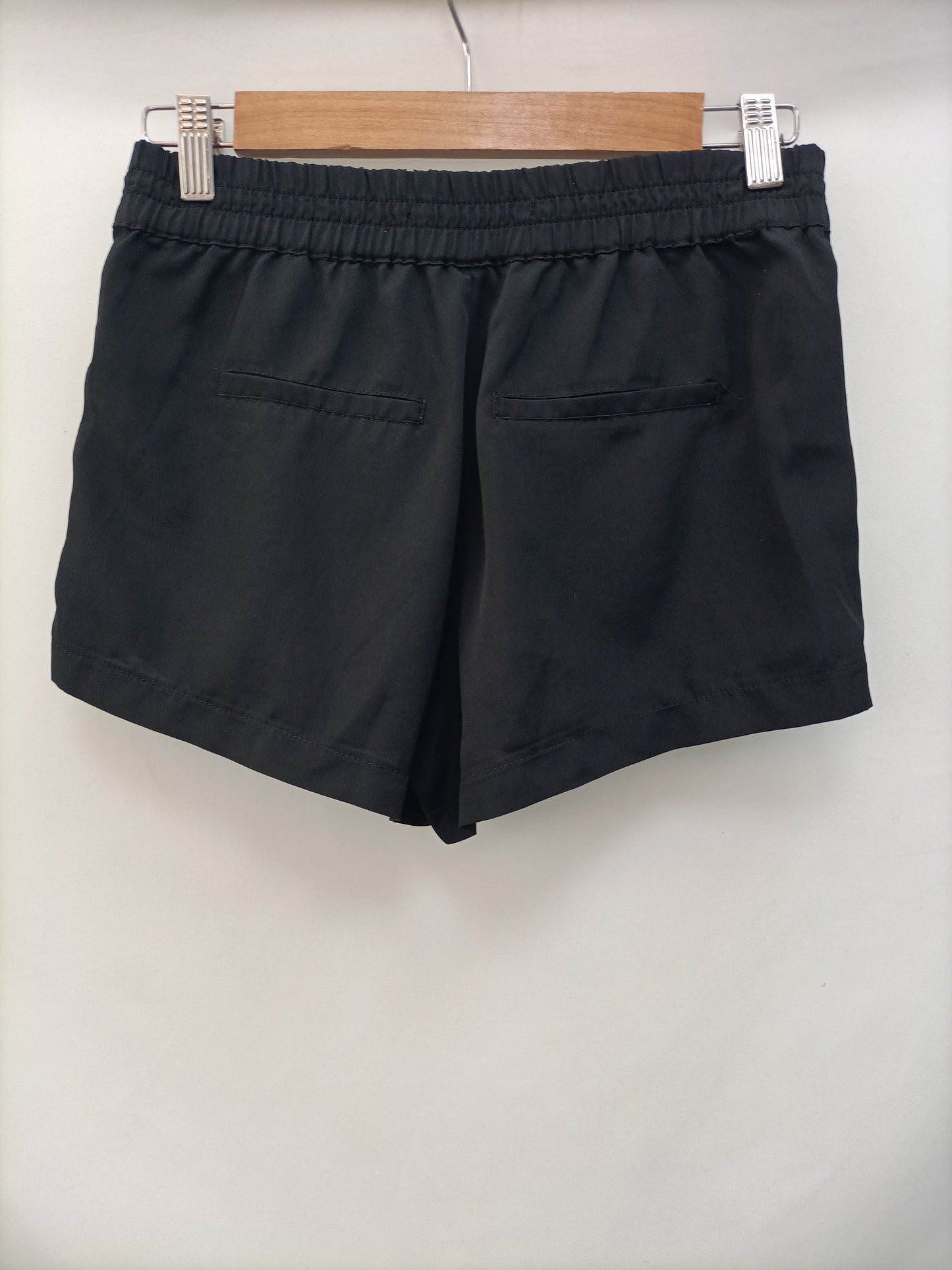STRADIVARIUS.Shorts fluidos negros T.S