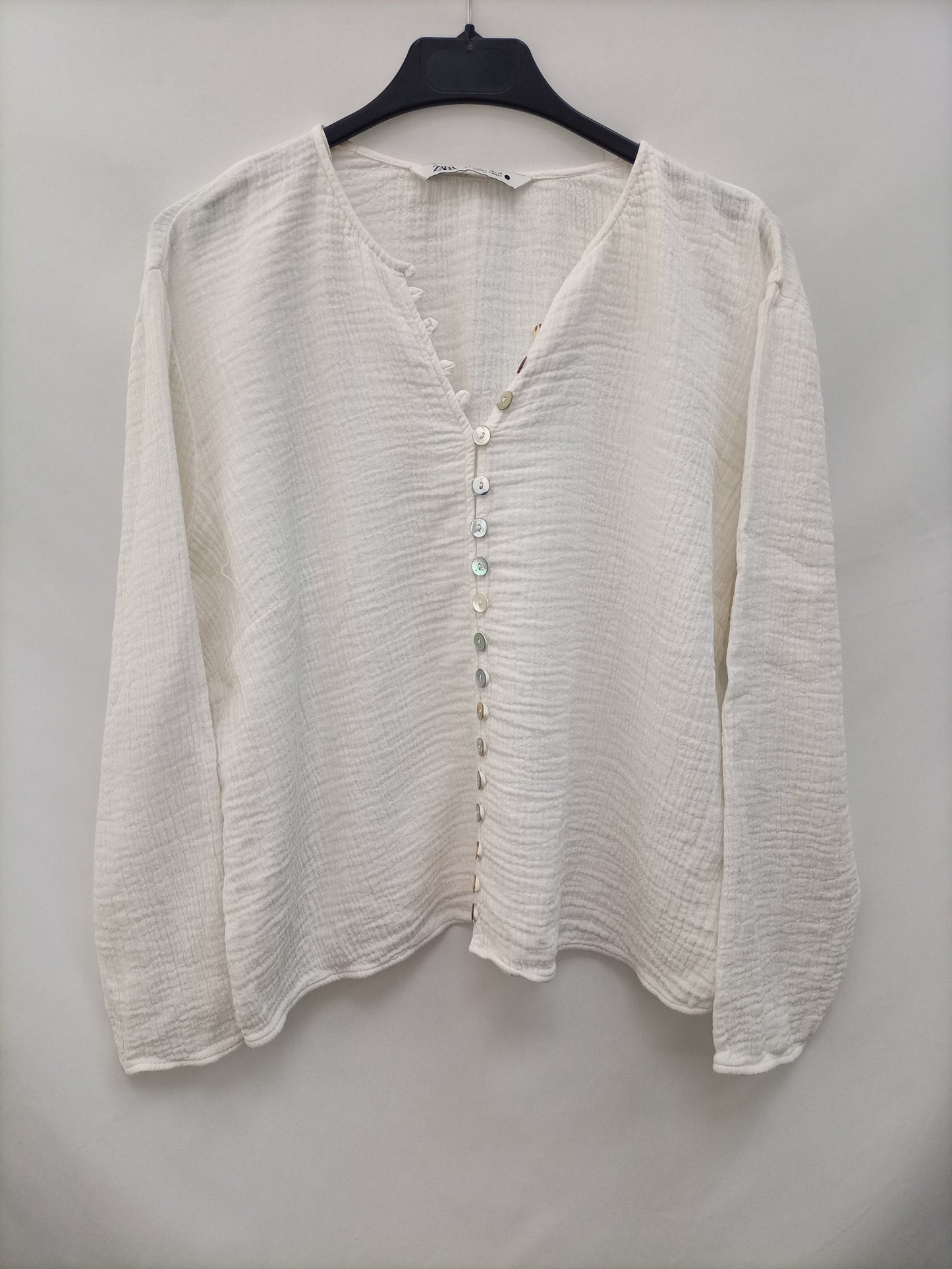 ZARA.Blusa blanca textura T.L