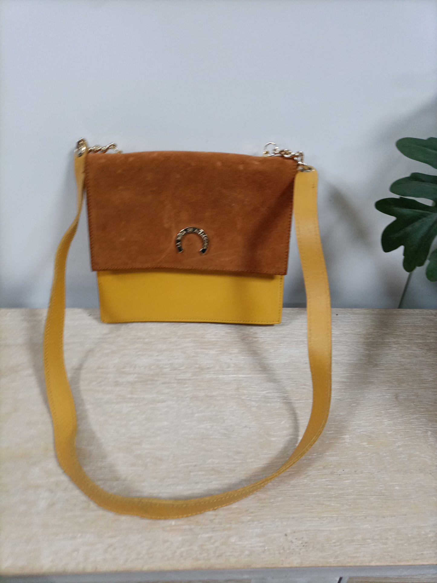 LA ROSA DE ALEJANDRÍA. Bolso mostaza piel