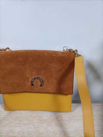 LA ROSA DE ALEJANDRÍA. Bolso mostaza piel