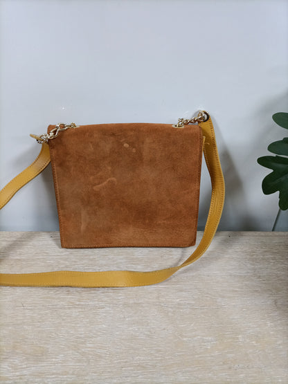 LA ROSA DE ALEJANDRÍA. Bolso mostaza piel