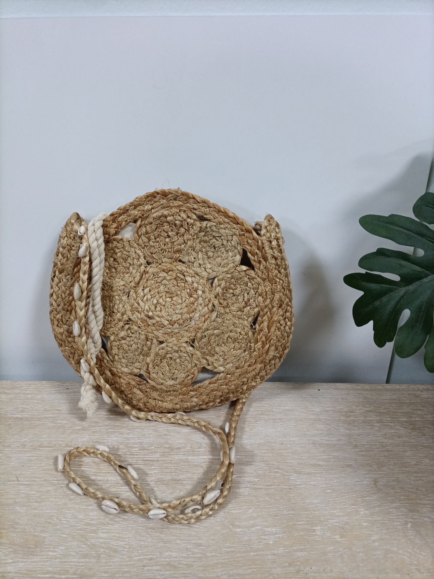 MANGO. Bolso rafia conchas