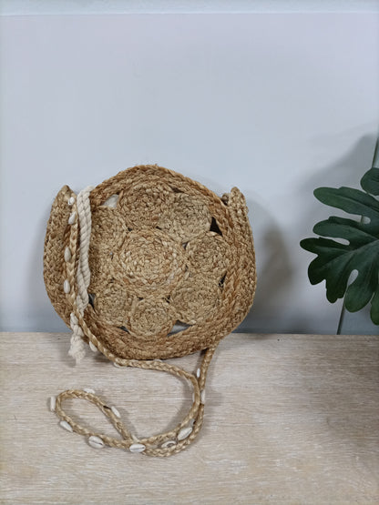 MANGO. Bolso rafia conchas