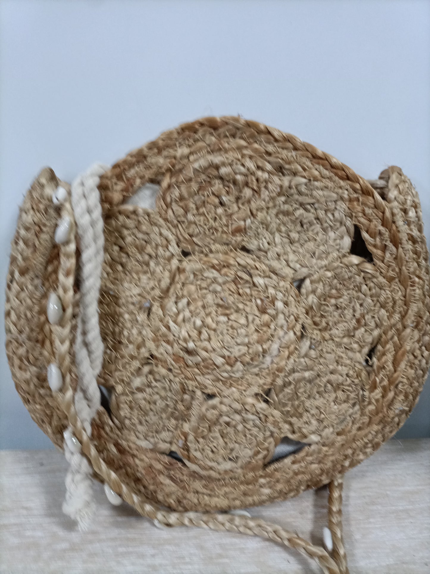 MANGO. Bolso rafia conchas