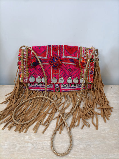 IKK. Bolso étnico flecos