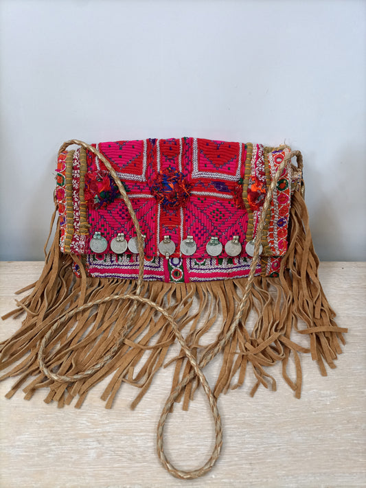 IKK. Bolso étnico flecos