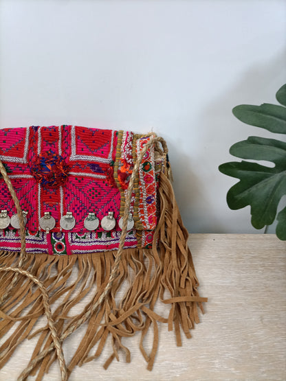 IKK. Bolso étnico flecos