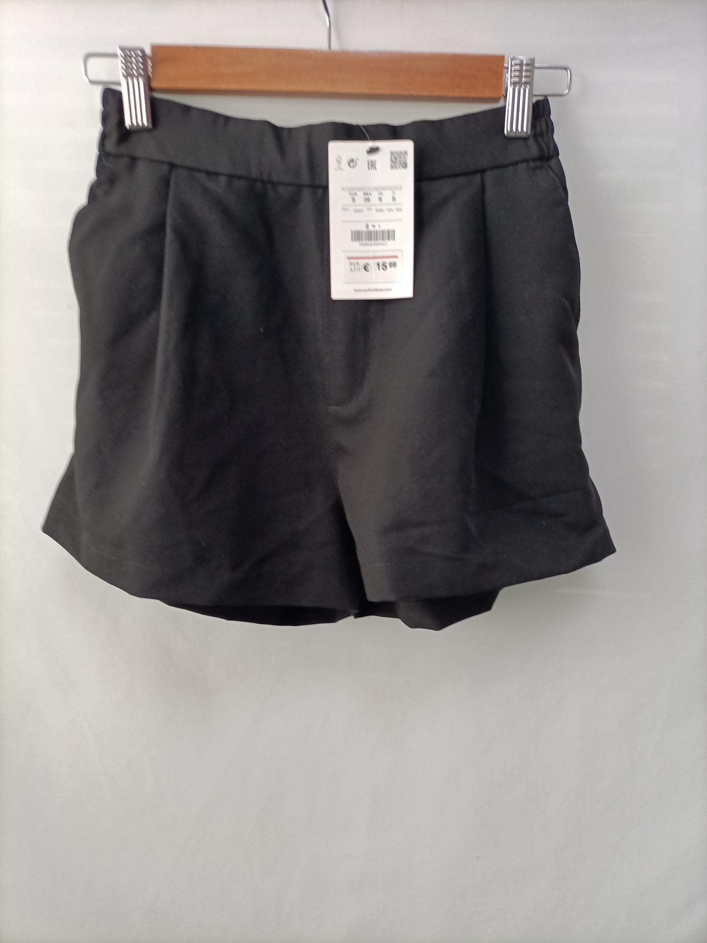 PULL&BEAR. Shorts negro Fluido T.s