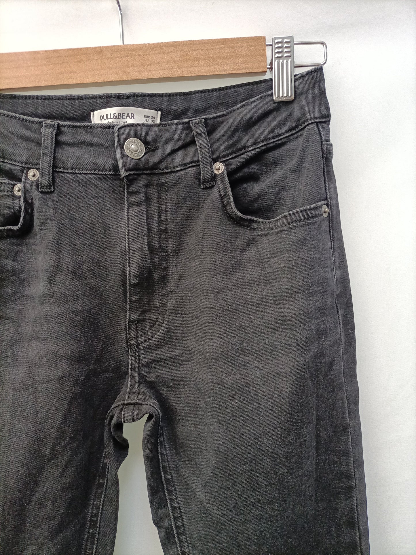 PULL&BEAR. Pantalón negro campana T.34