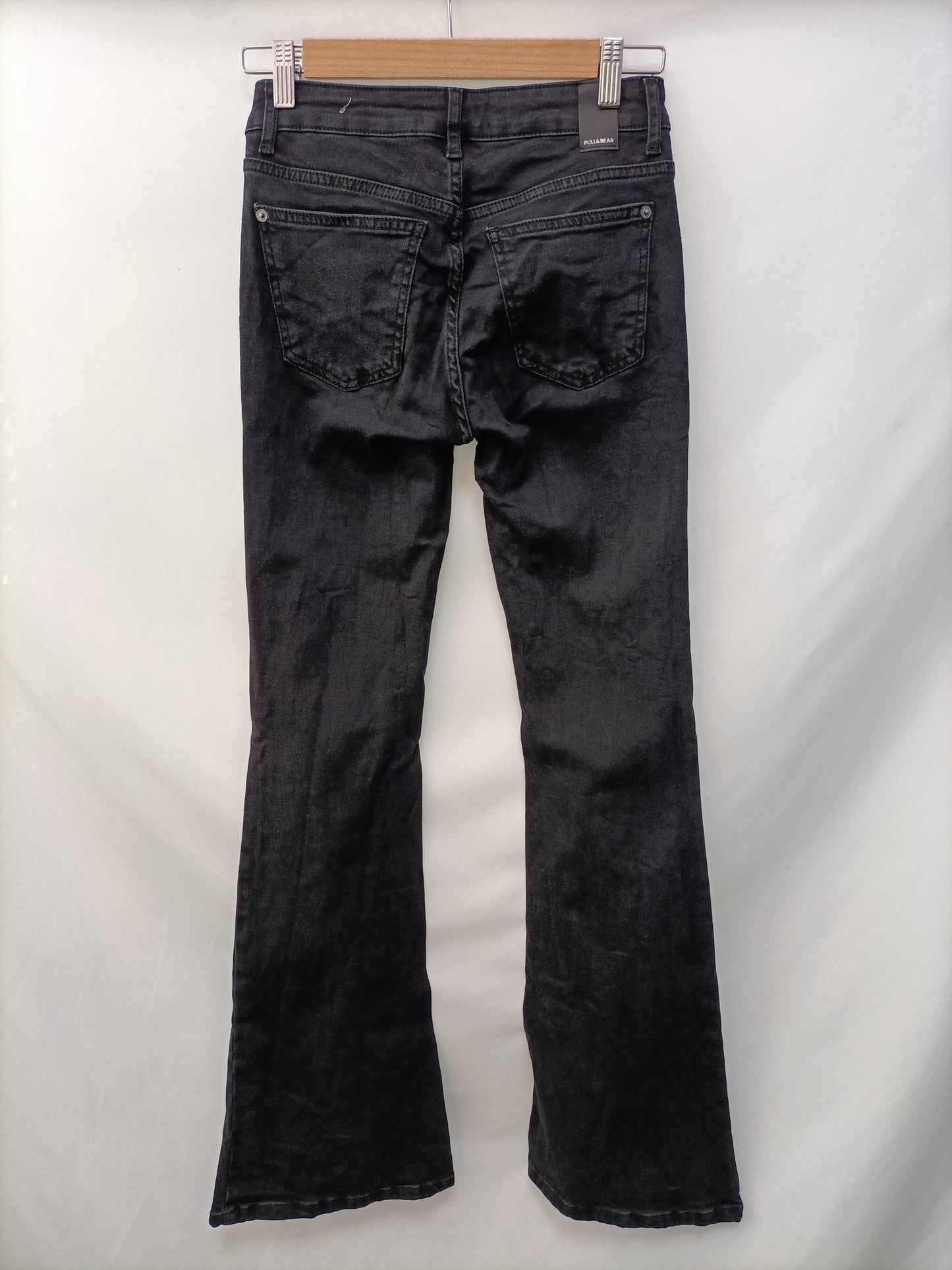PULL&BEAR. Pantalón negro campana T.34