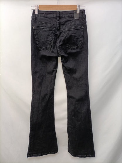 PULL&BEAR. Pantalón negro campana T.34