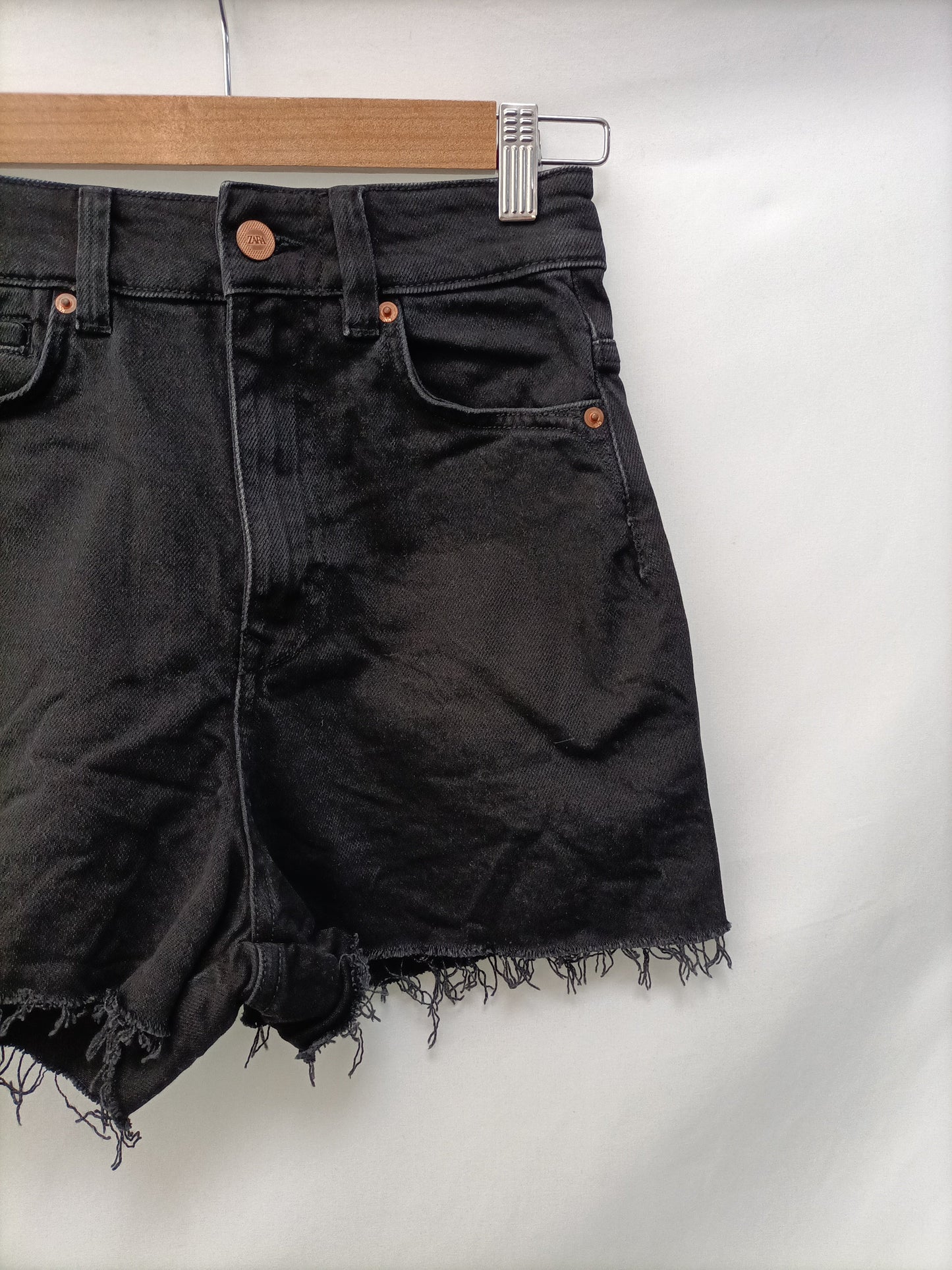 ZARA. Shorts denim negro T.34