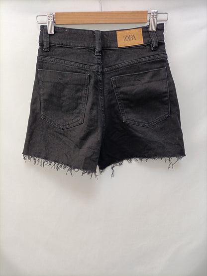 ZARA. Shorts denim negro T.34