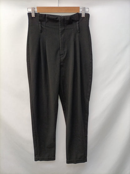 BERSHKA. Pantalón pinzas negro T.36