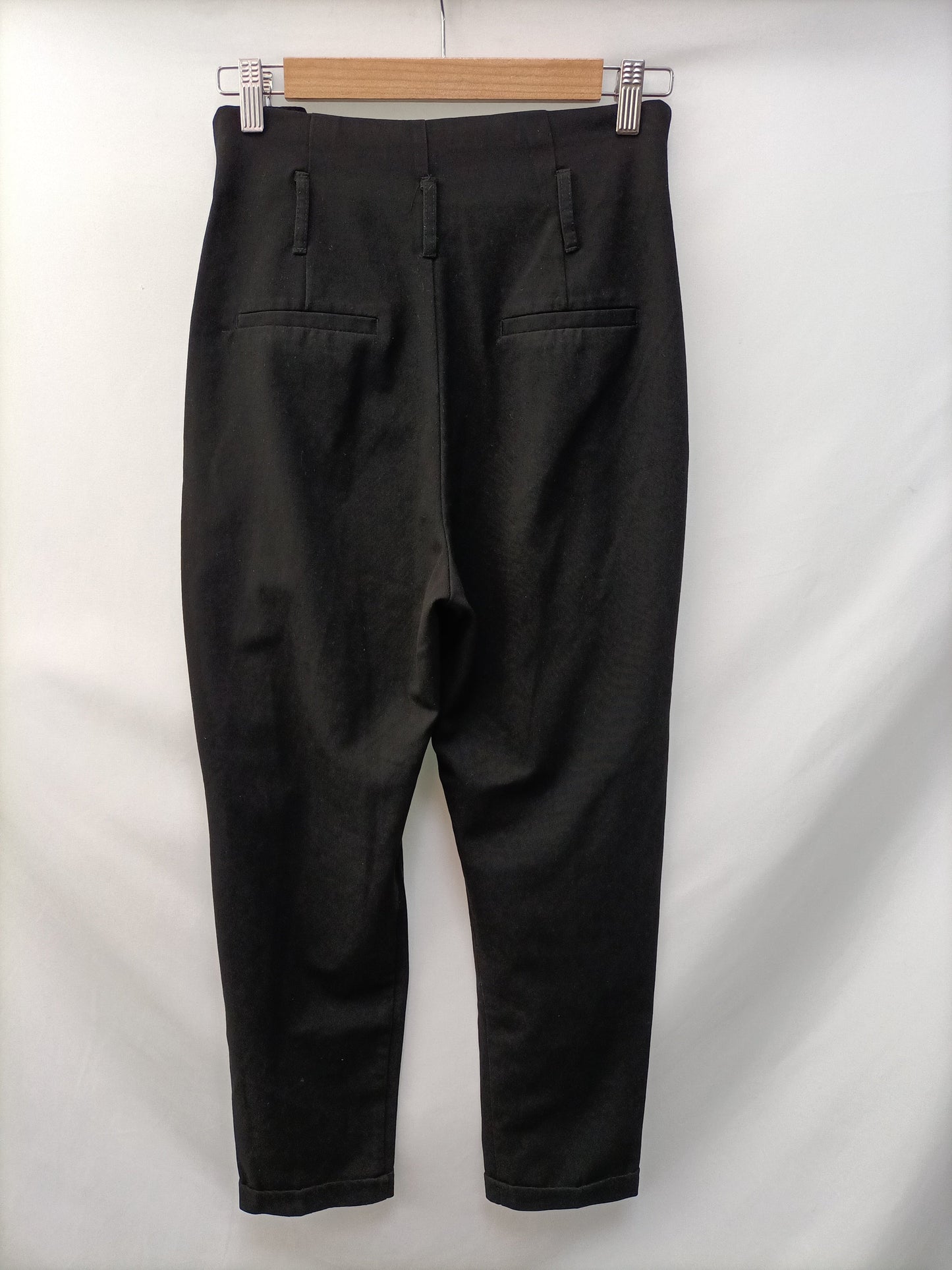BERSHKA. Pantalón pinzas negro T.36
