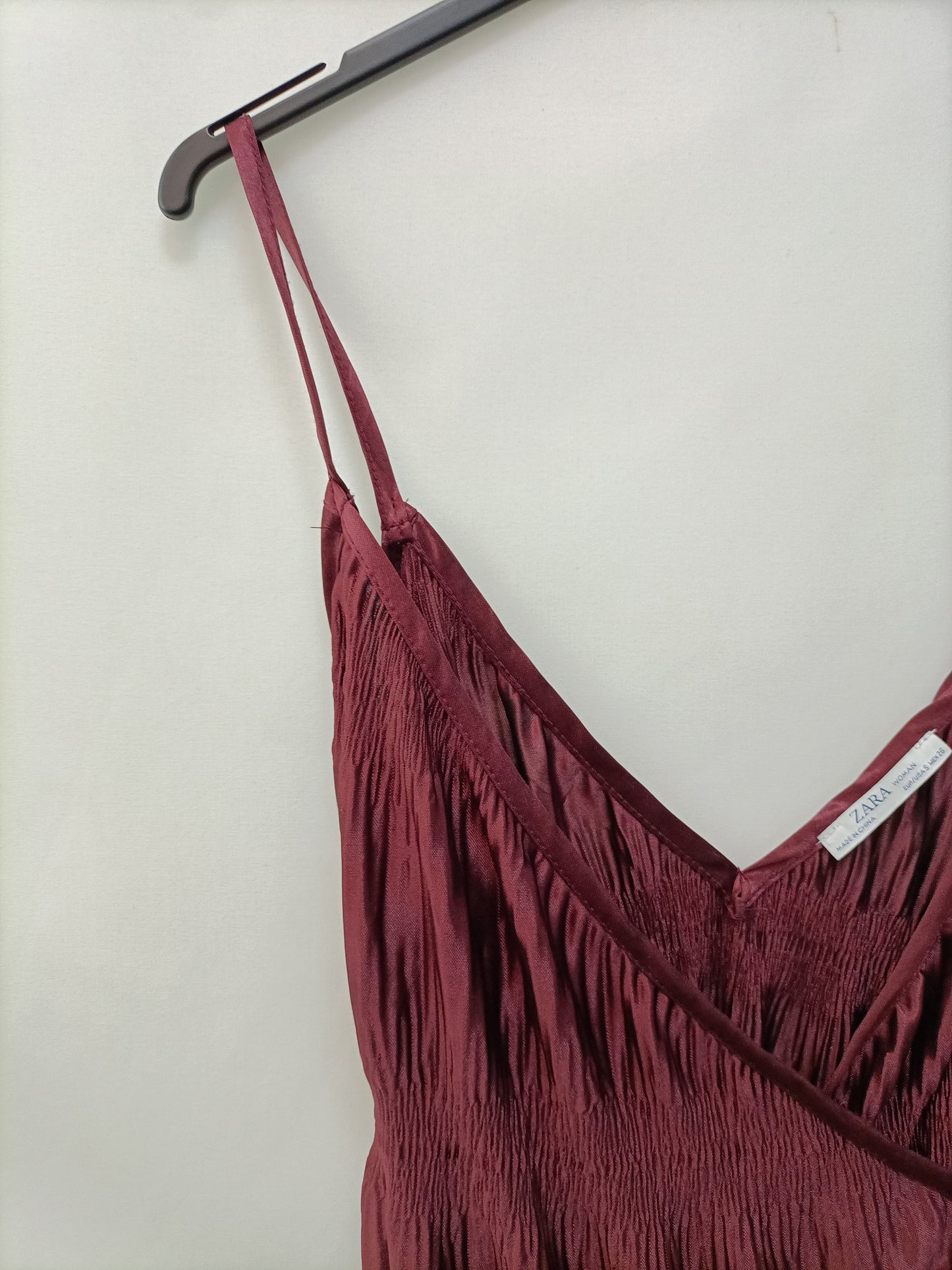 ZARA. Top plisado burdeos T.s