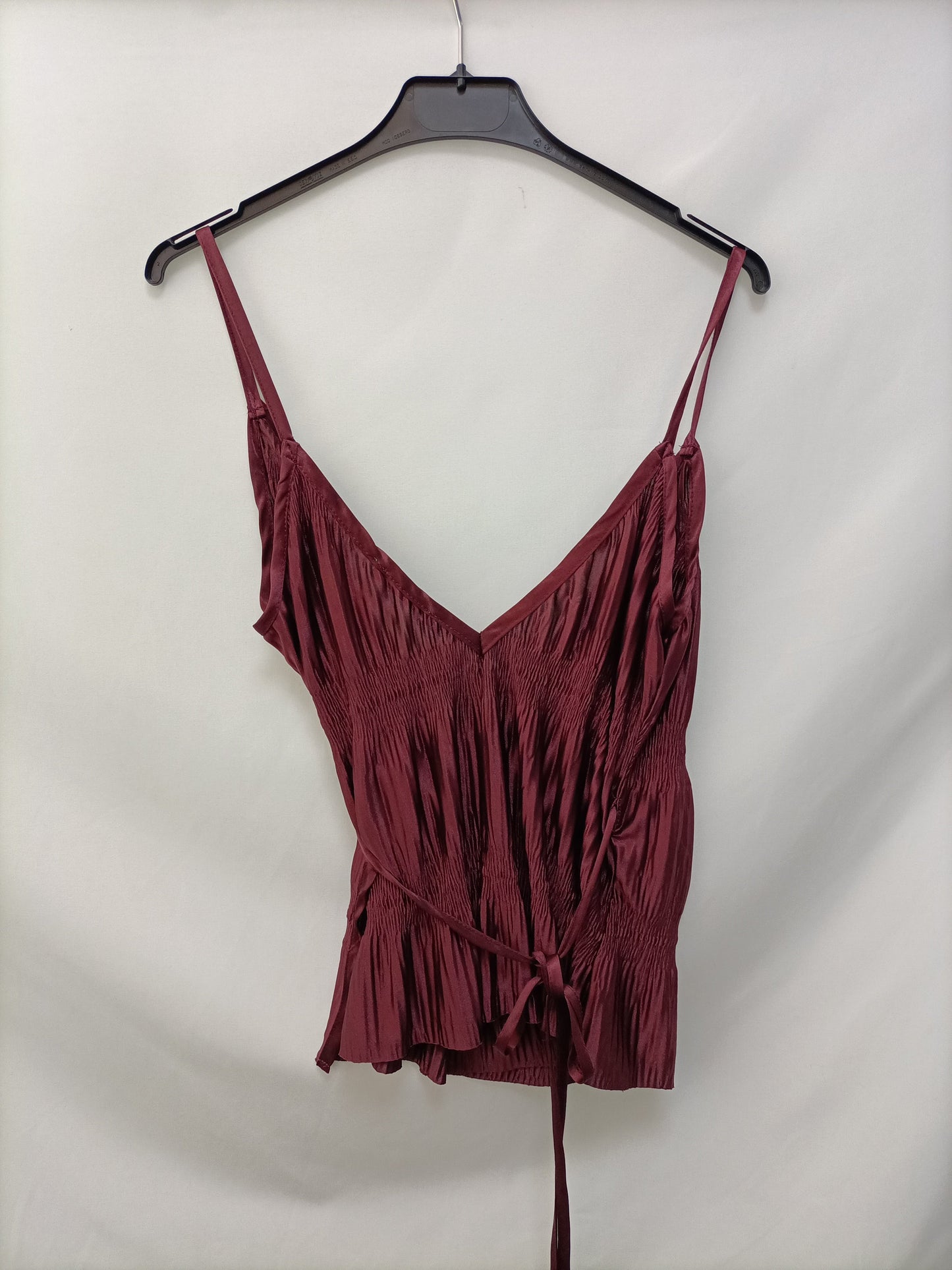 ZARA. Top plisado burdeos T.s