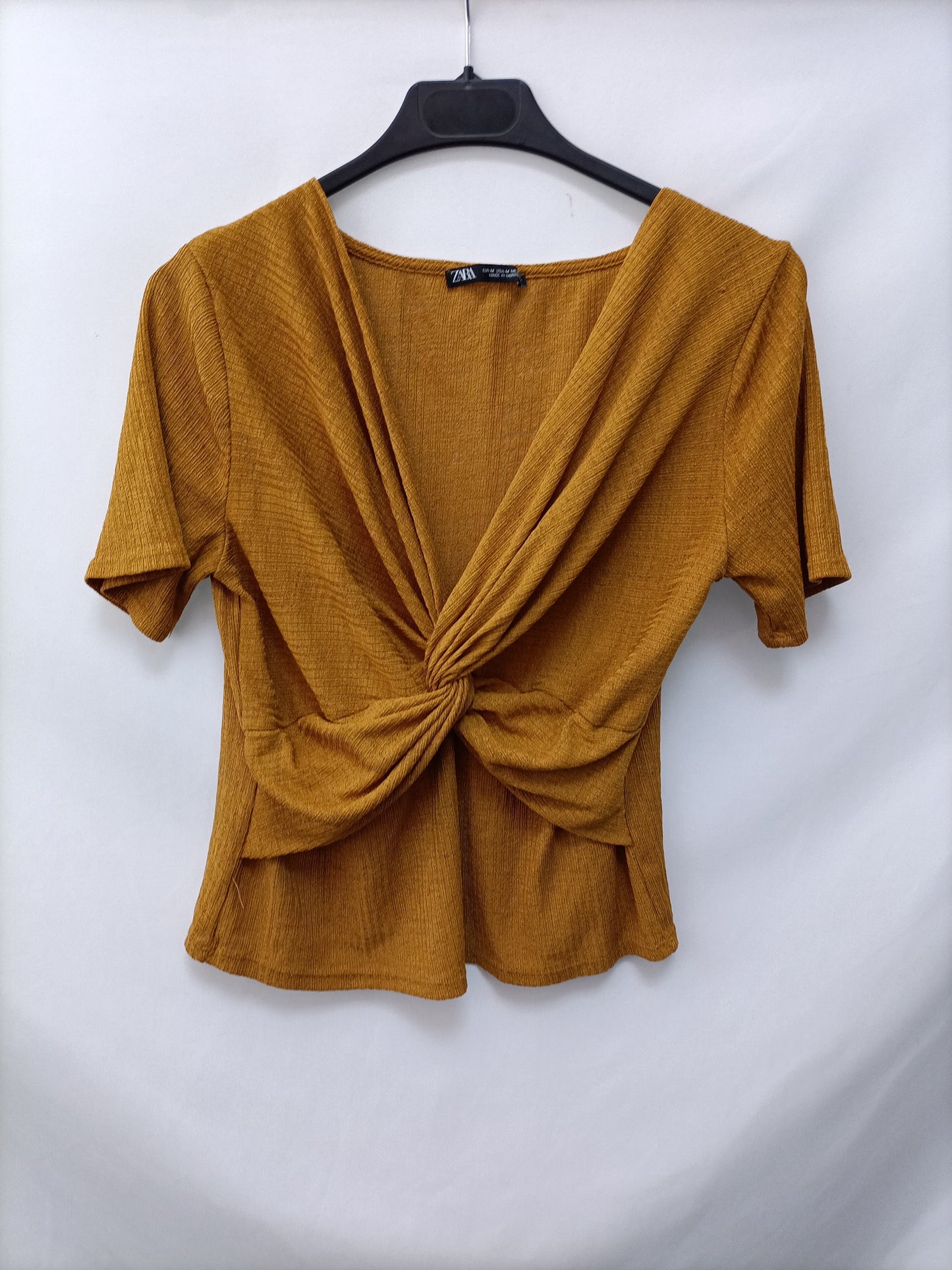 ZARA. Camiseta mostaza nudo T.m