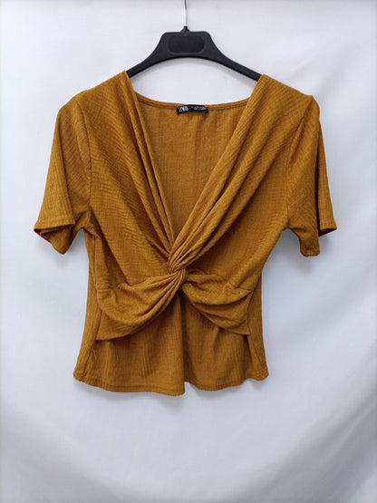 ZARA. Camiseta mostaza nudo T.m