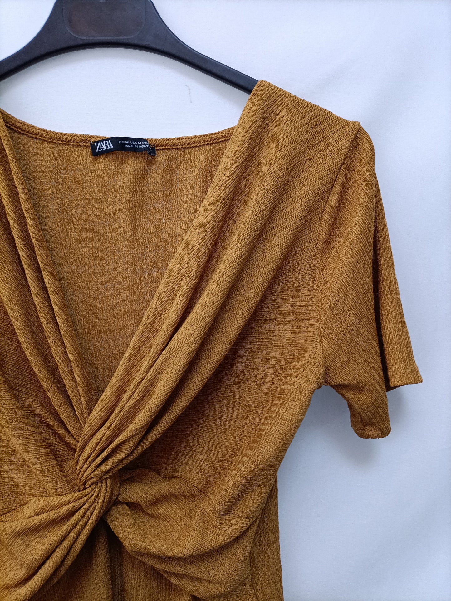 ZARA. Camiseta mostaza nudo T.m