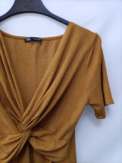 ZARA. Camiseta mostaza nudo T.m