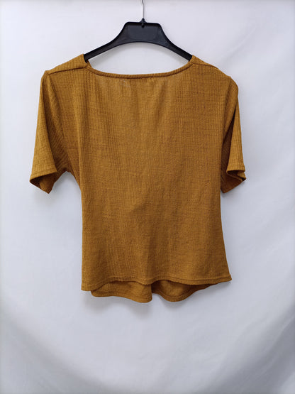 ZARA. Camiseta mostaza nudo T.m