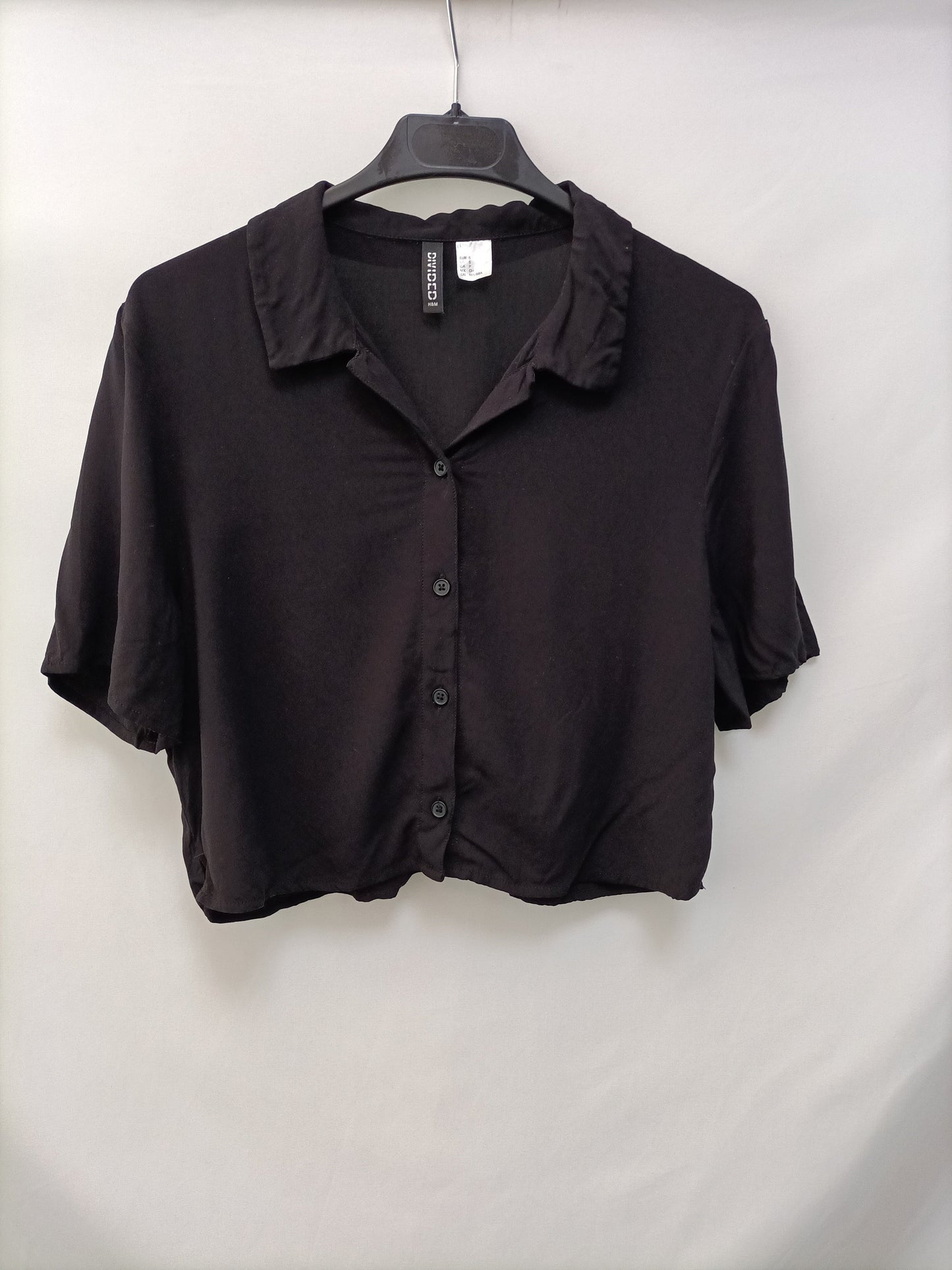 H&M. Blusa negra crop T.s