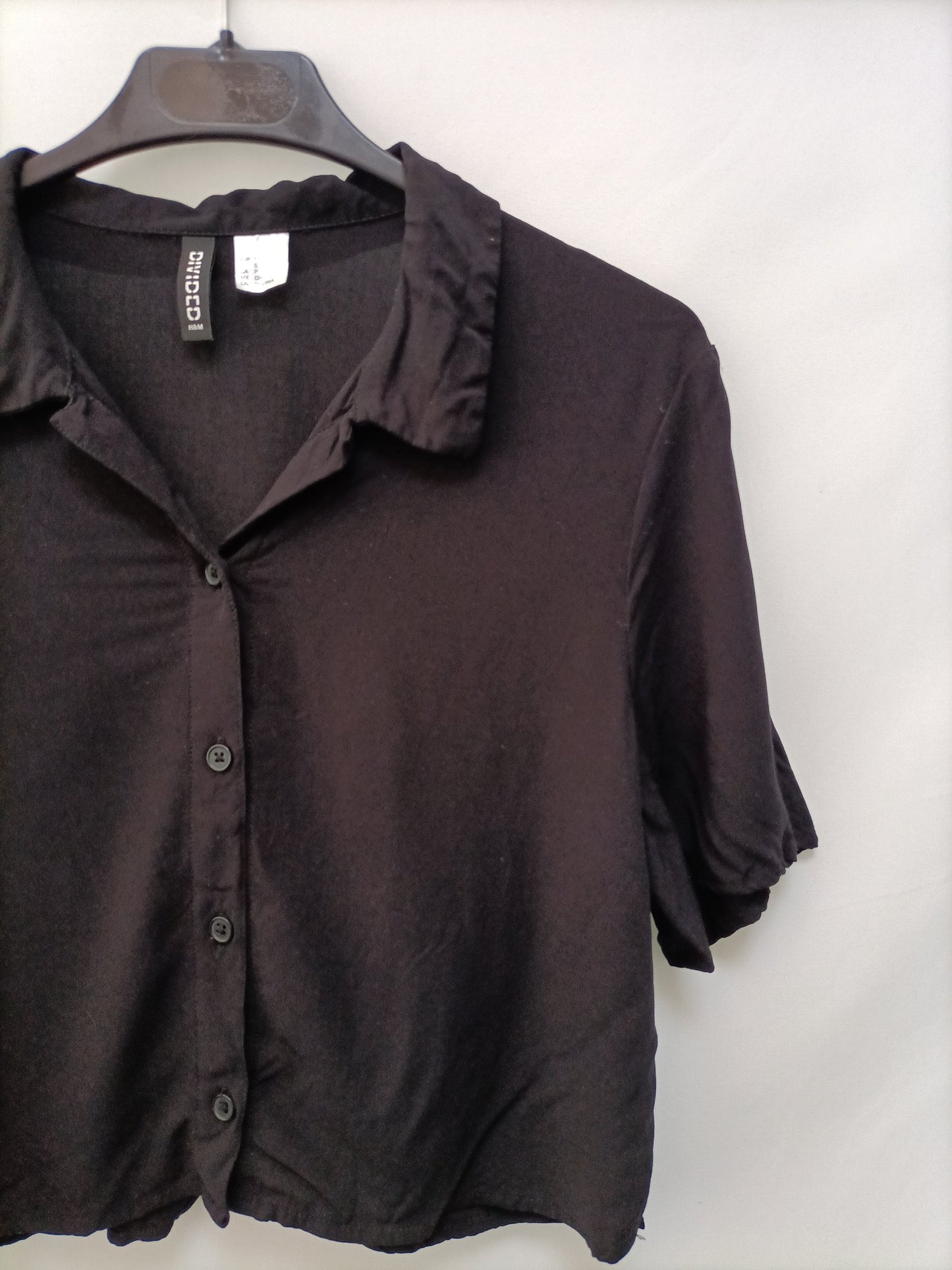 H&M. Blusa negra crop T.s
