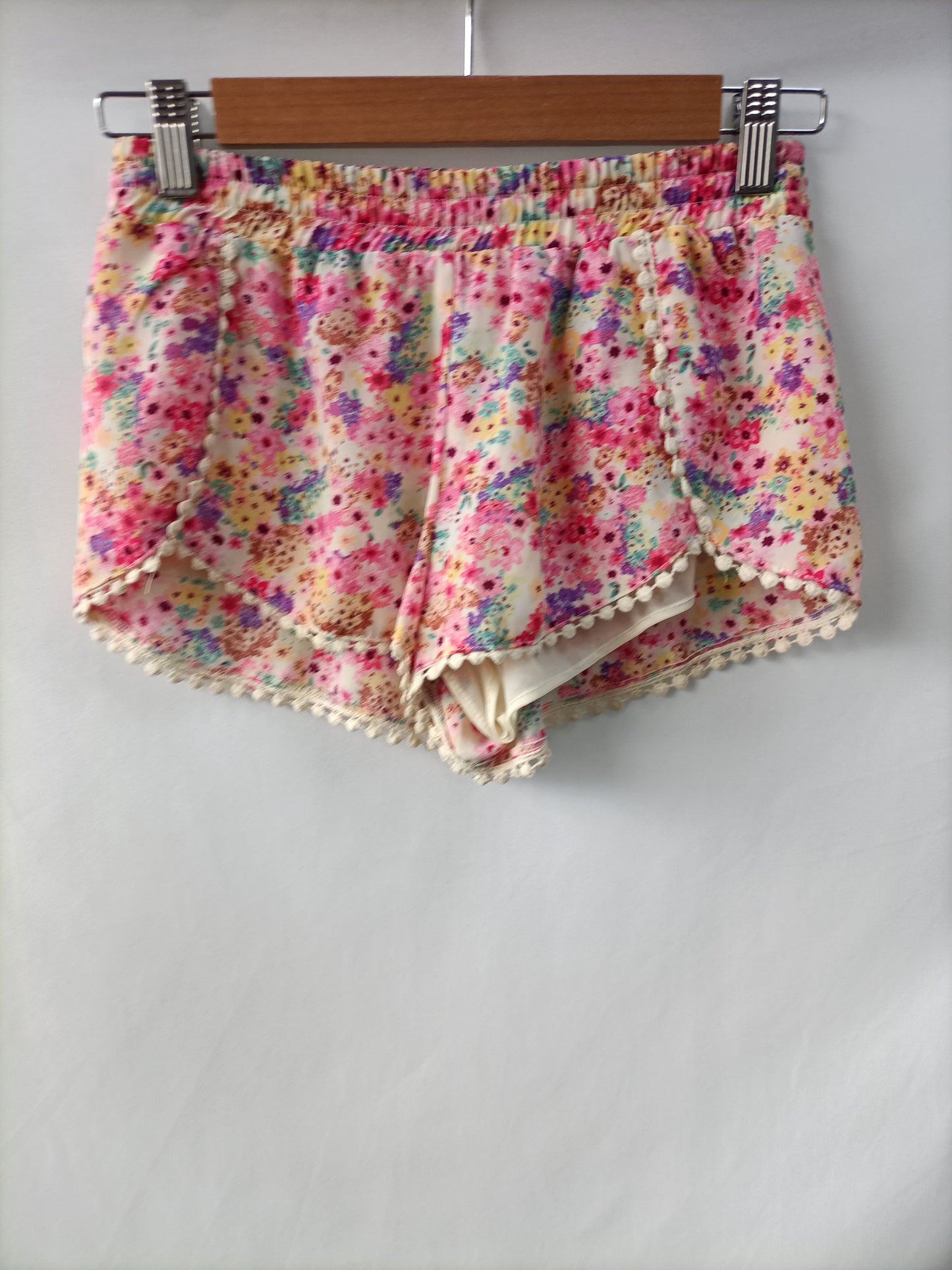 BERSHKA. Shorts flores T.m