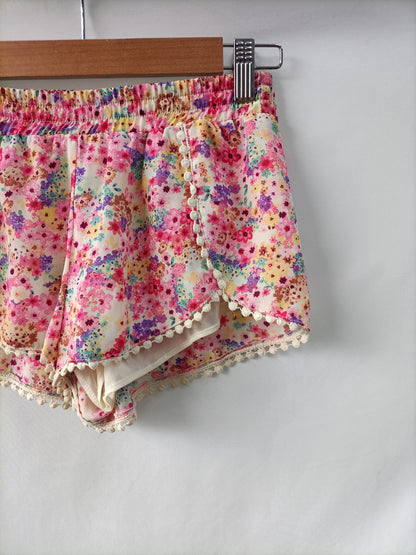BERSHKA. Shorts flores T.m