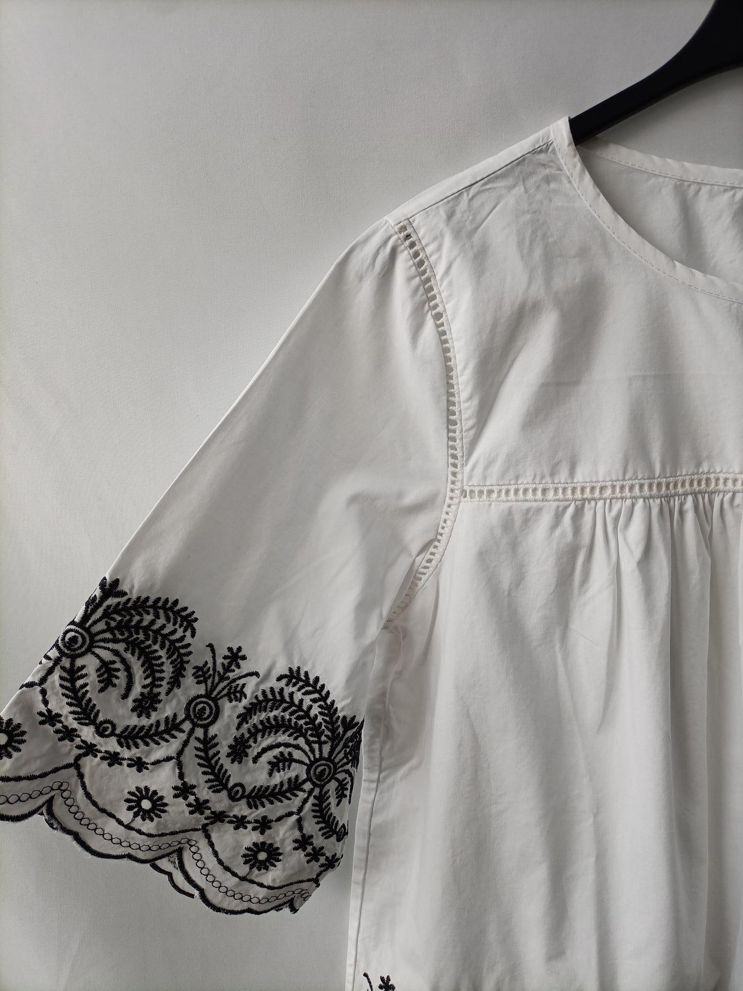 BEAUTY COLLECTION. Blusa bordada T.m