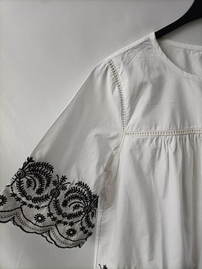 BEAUTY COLLECTION. Blusa bordada T.m