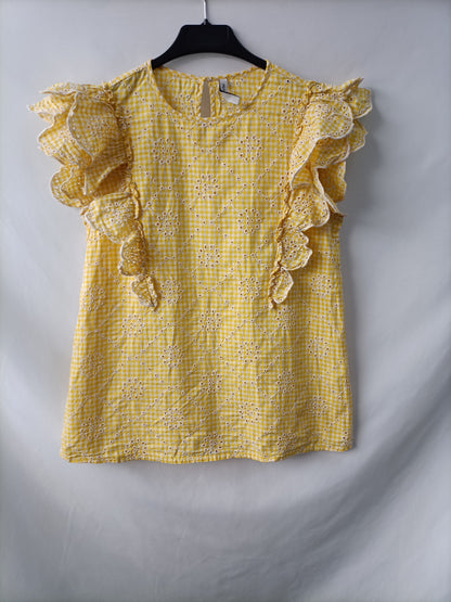 STRADIVARIUS. Blusa amarilla troquelada T.m
