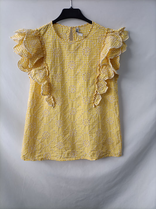 STRADIVARIUS. Blusa amarilla troquelada T.m