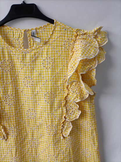 STRADIVARIUS. Blusa amarilla troquelada T.m