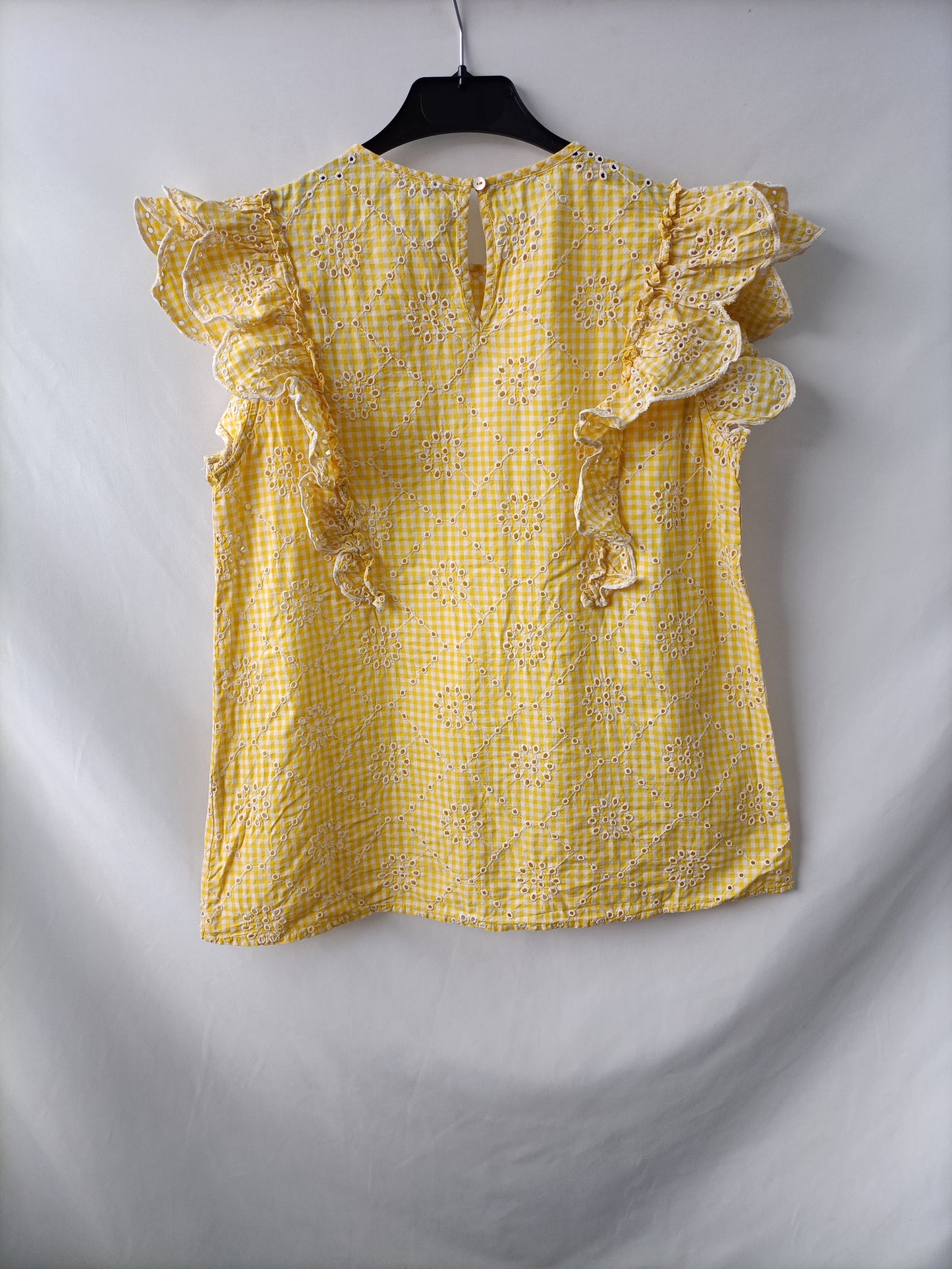 STRADIVARIUS. Blusa amarilla troquelada T.m