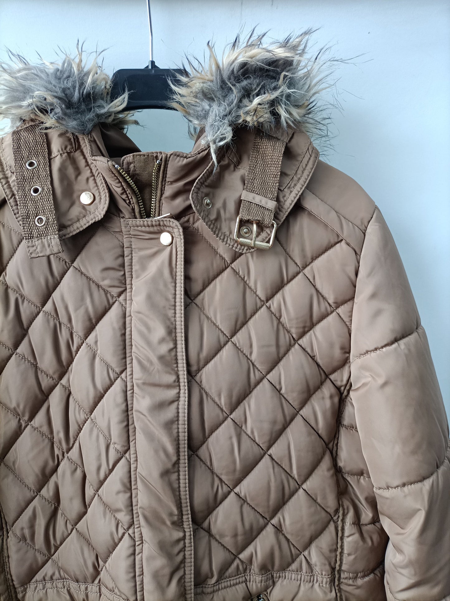 BERSHKA.  plumas camel T.xl