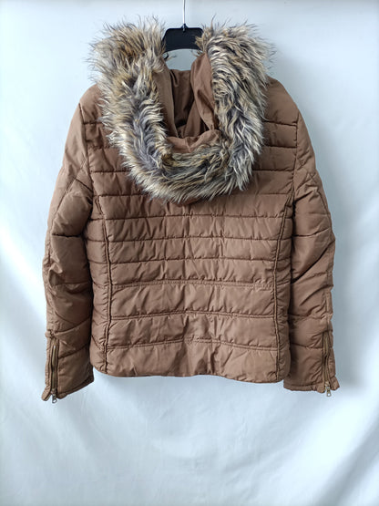 BERSHKA.  plumas camel T.xl