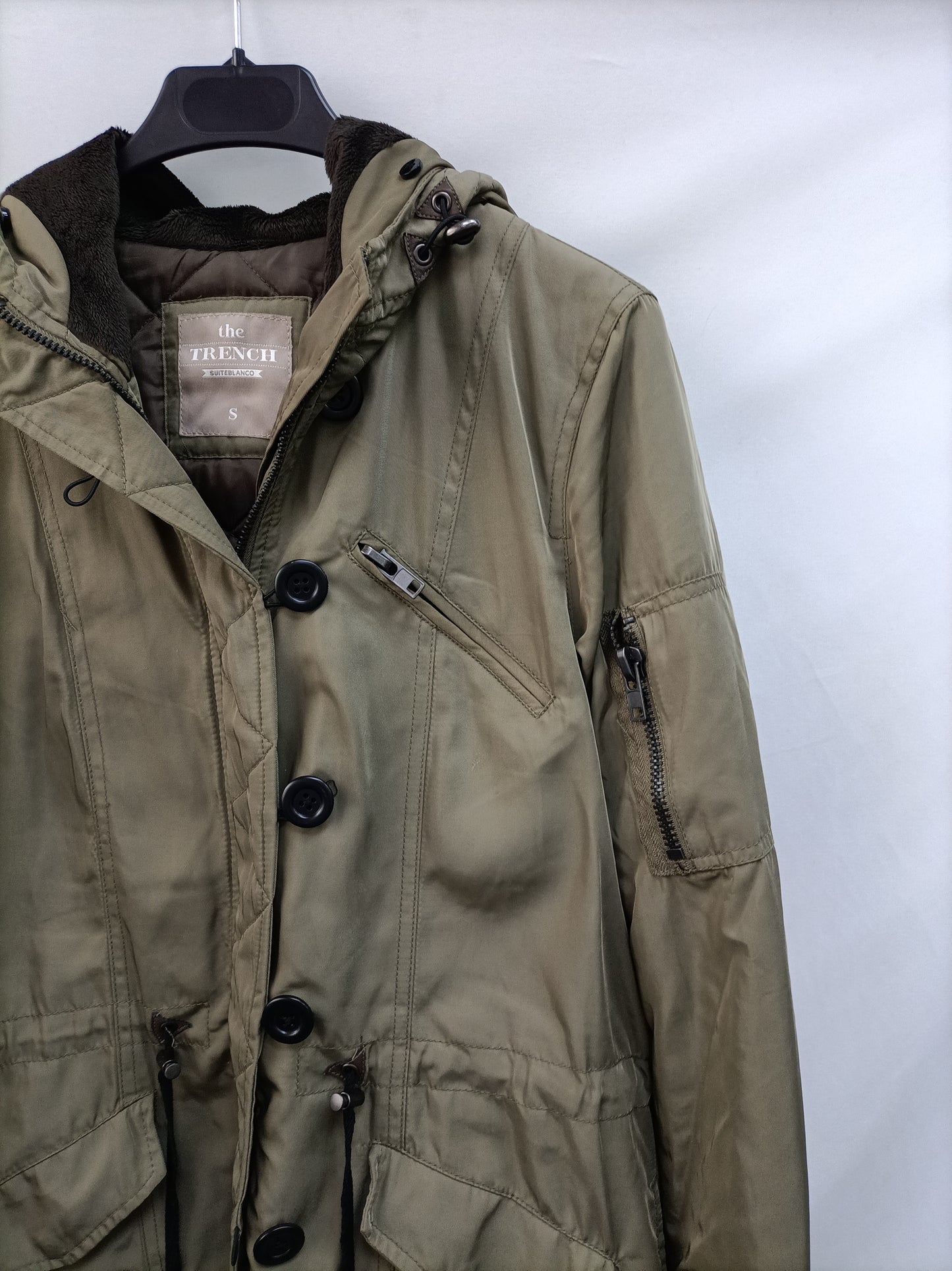 BLANCO. Ttrench verde capucha T.s