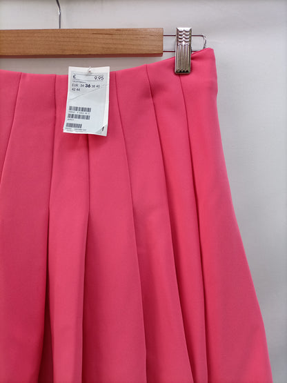 H&amp;M. Pink pleated skirt size 36