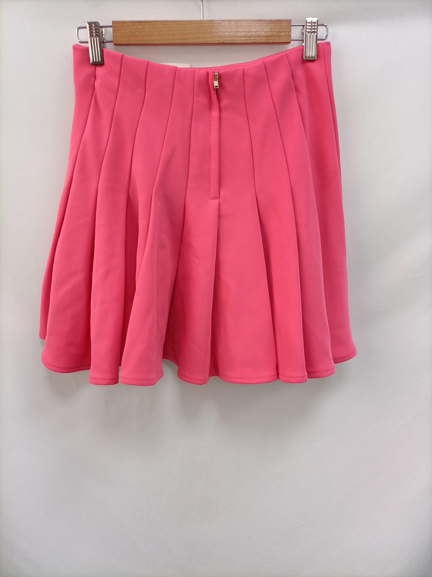 H&amp;M. Pink pleated skirt size 36