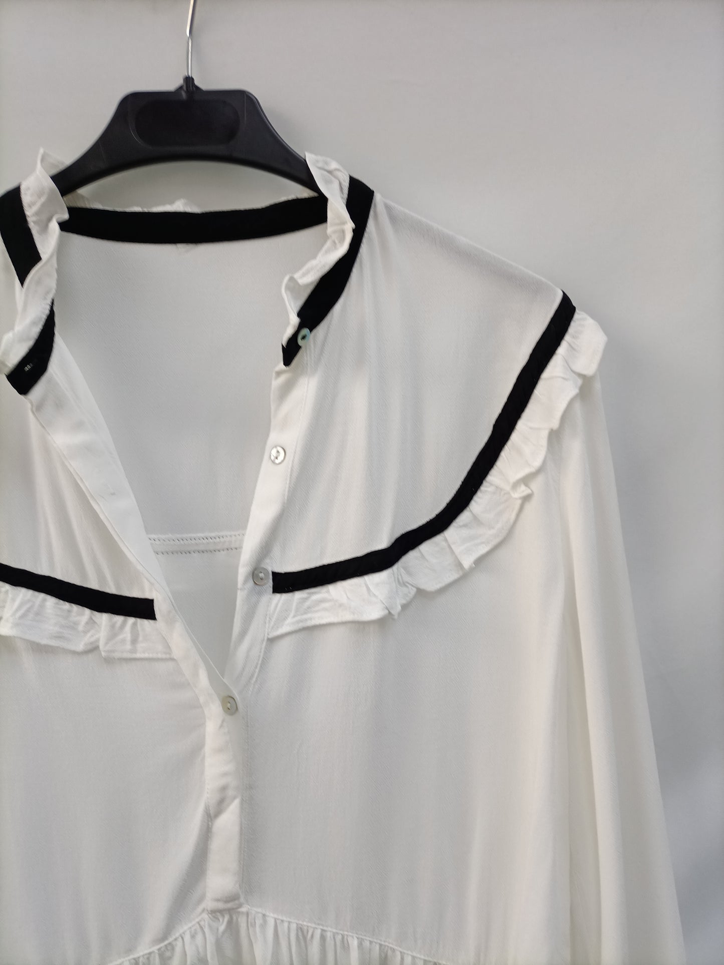 OTRAS. Blusa blanca volante T.u(s)