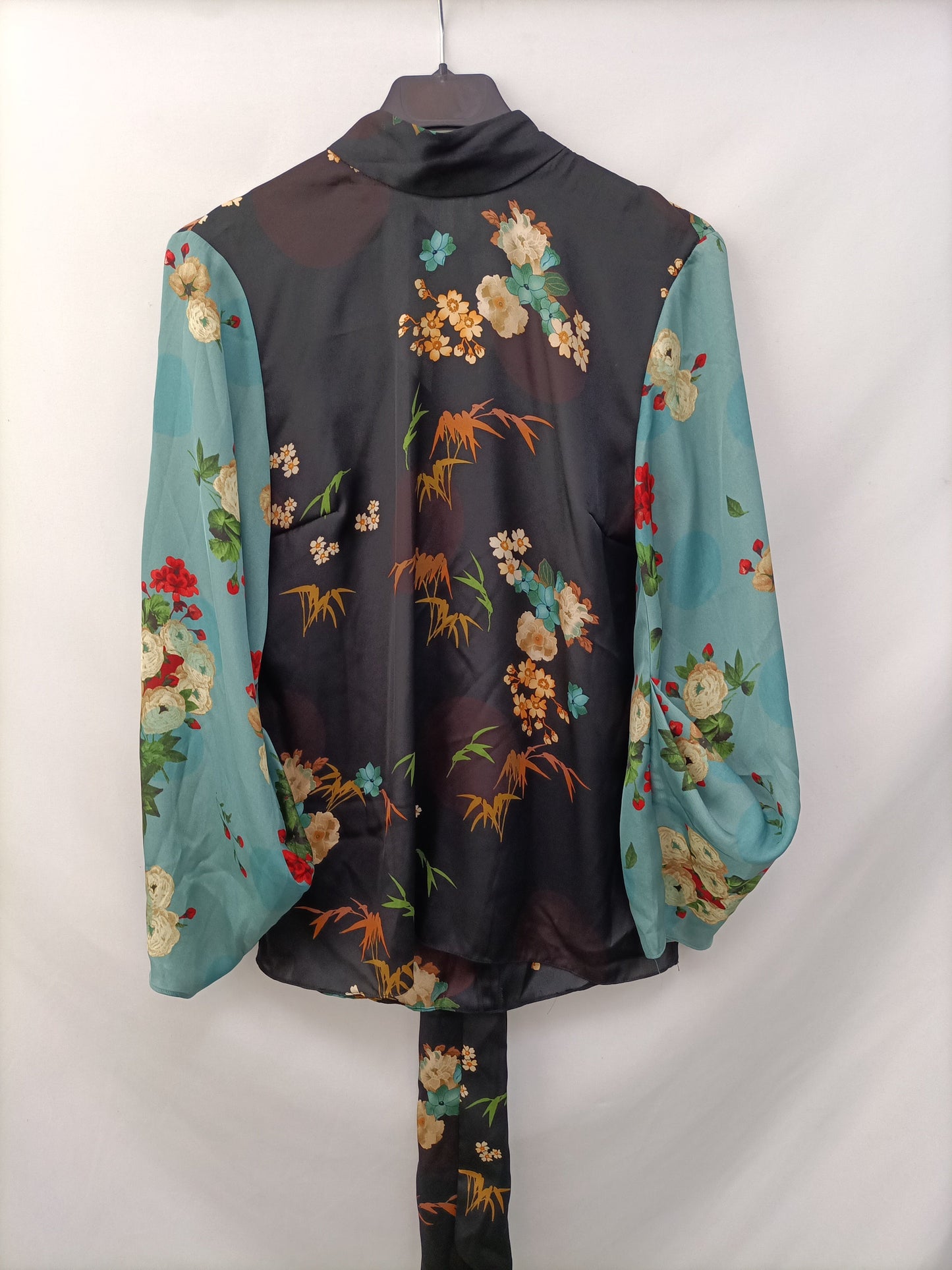 ZARA. Blusa flores bicolor T.xs