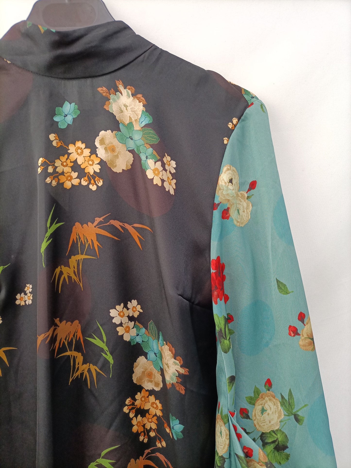 ZARA. Blusa flores bicolor T.xs