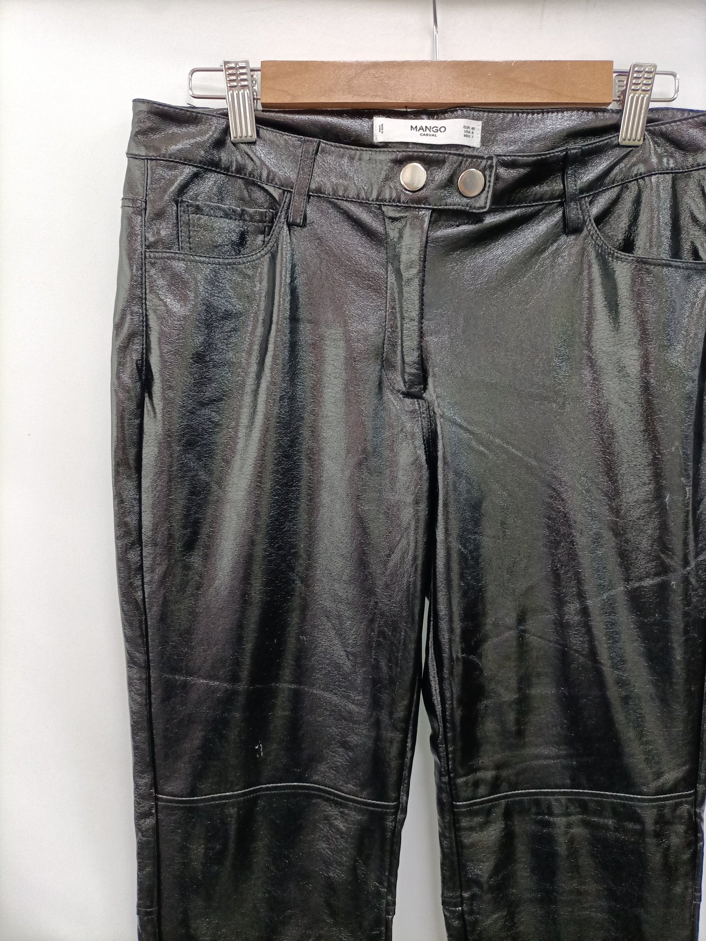 MANGO.Pantalones polipiel T.40
